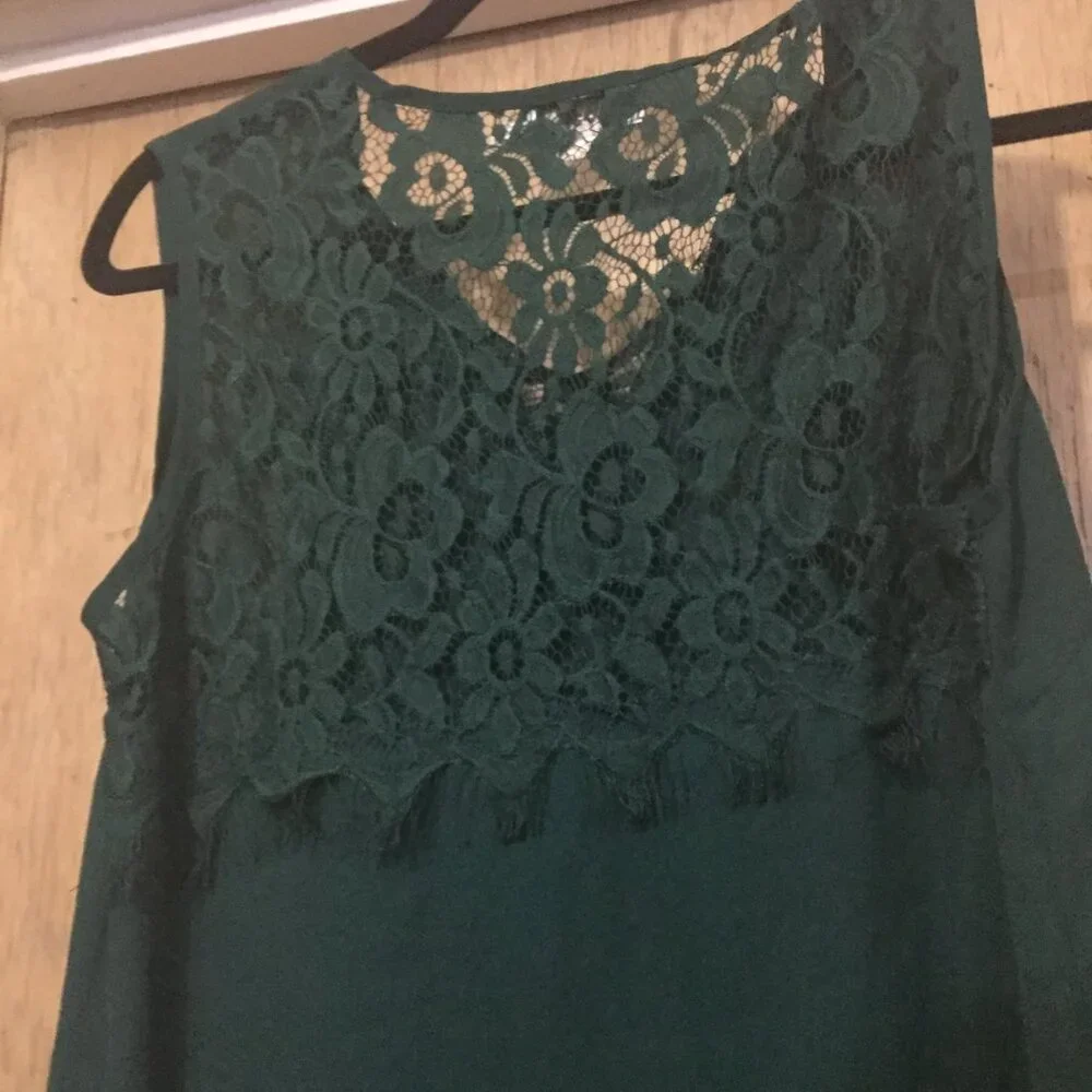 Molly Bracken size medium beautiful dark green has tie in the front at the neck - Picture 5 of 5